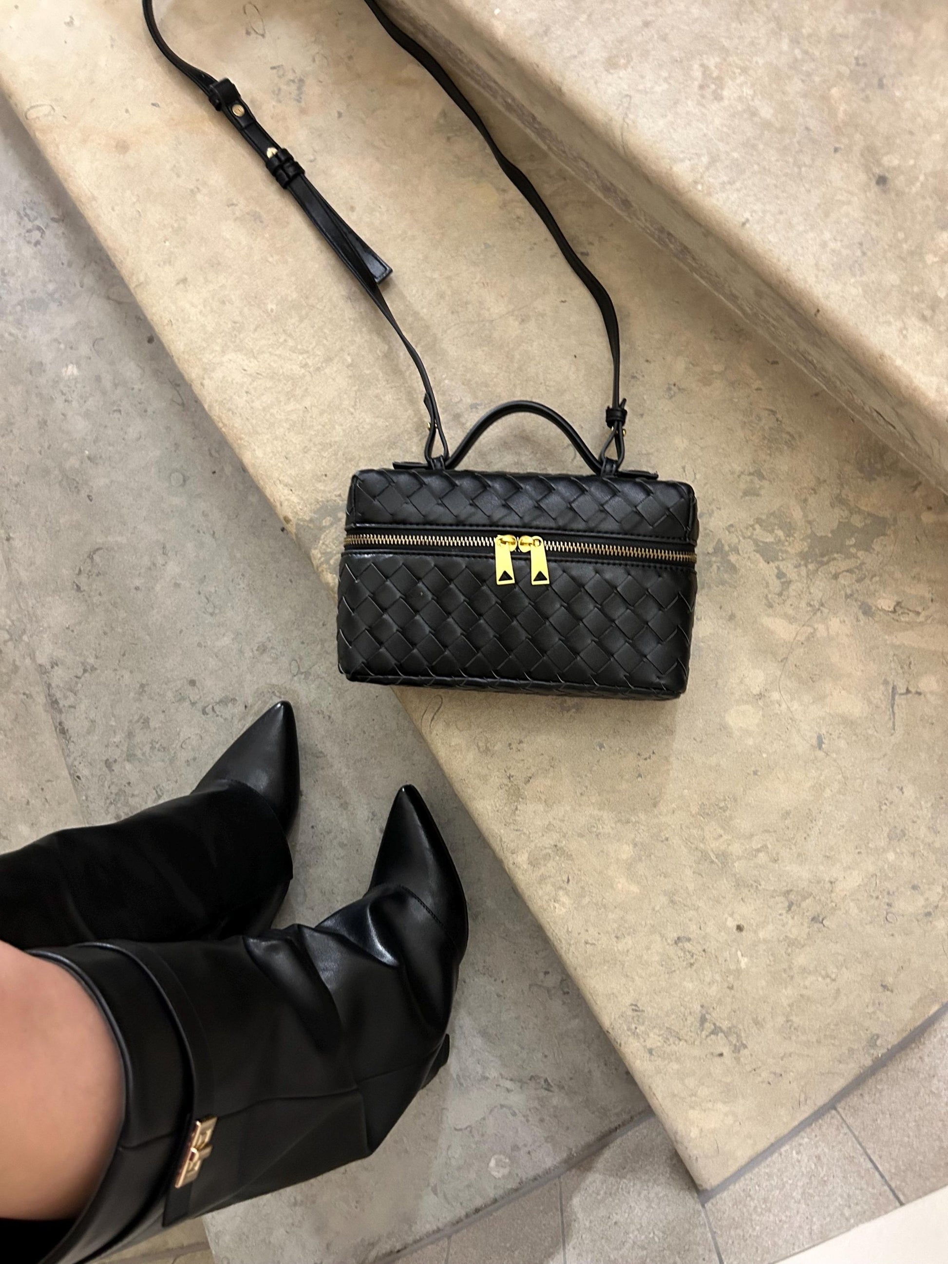 JULIETTE™ – STRUKTURERET FLETTET TASKE MED GLANS