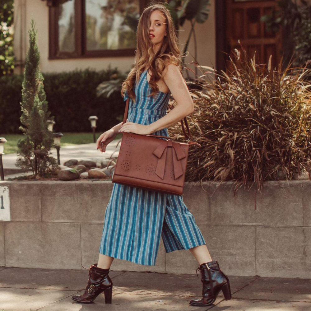 BERNADETTE™ – TASKE MED BLOMSTERDESIGN OG DEKORATIV SLØJFE